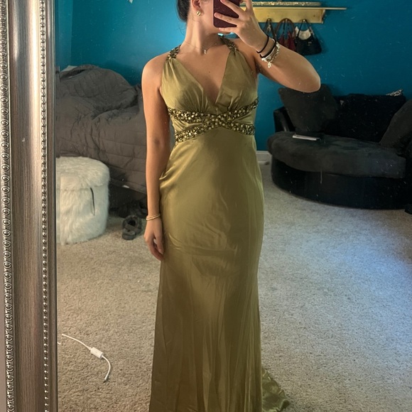 Green Evening Gown - Picture 2 of 9